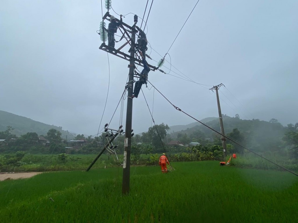 Điện lực các tỉnh phía Bắc khẩn trương khắc phục sự cố mưa lũ kéo dài