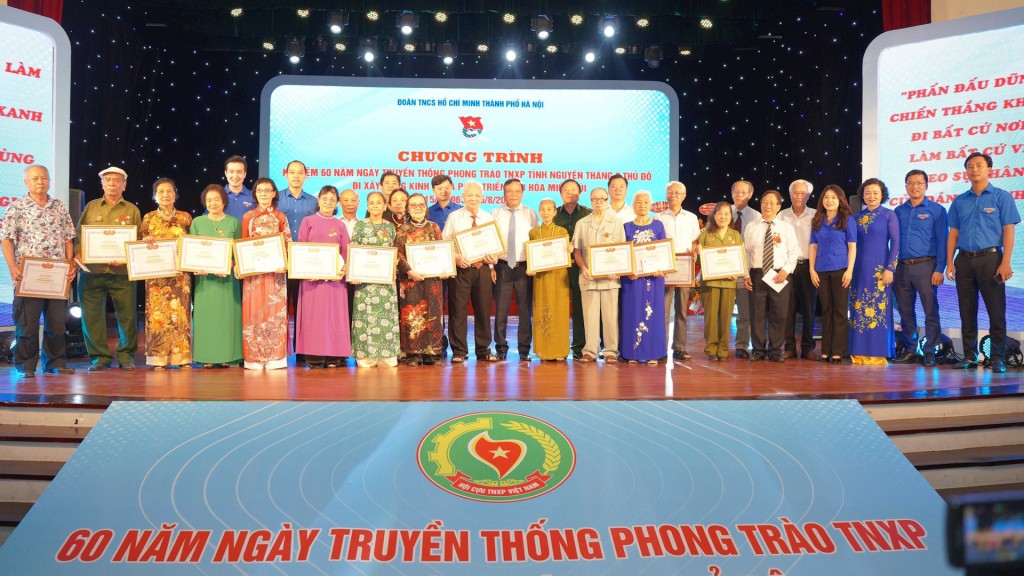 Hội Cựu TNXP thành phố đã trao tặng Giấy khen cho 24 gương hội viên tiêu biểu.