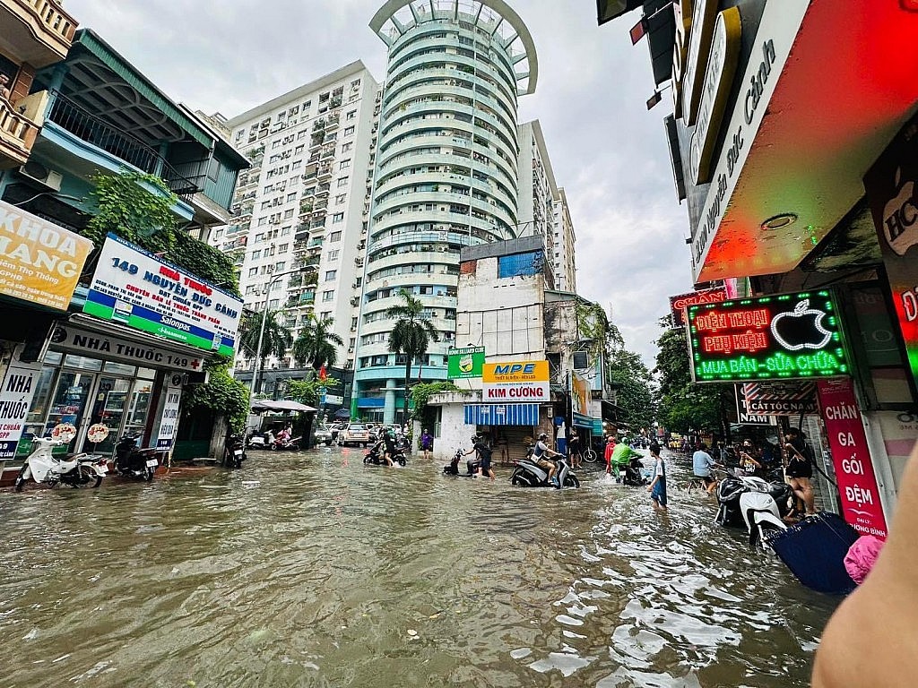 Thời tiết Hà Nội: Mưa to, cảnh báo ngập lụt nhiều tuyến phố nội thành