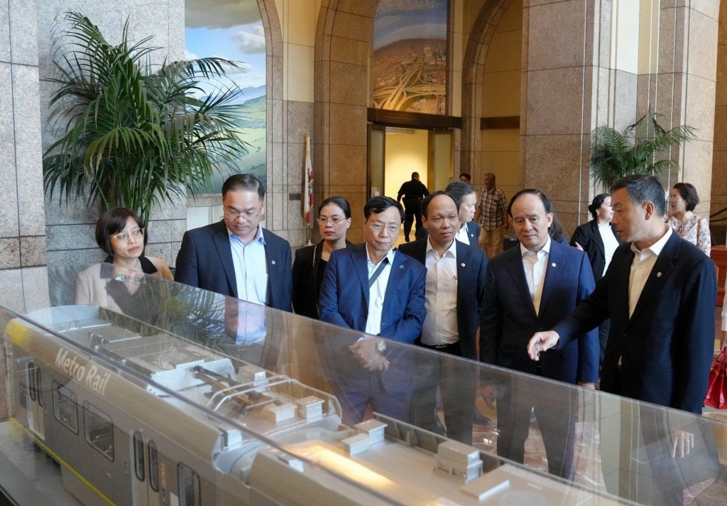 Chủ tịch HĐND thành phố Hà Nội thăm và làm việc tại Los Angeles