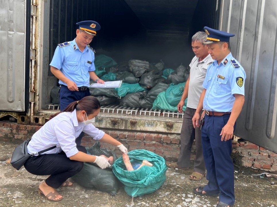 Lạng Sơn: Ngăn chặn 1,5 tấn móng giò lợn không rõ nguồn gốc lưu thông trên thị trường
