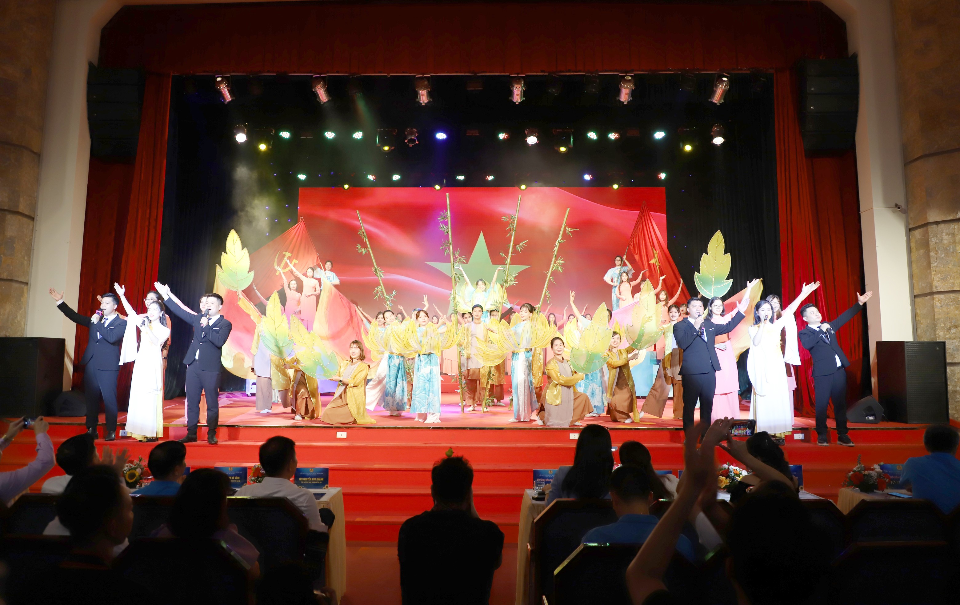 Sôi nổi Hội diễn văn nghệ tại Cụm thi đua số 8 LĐLĐ thành phố Hà Nội