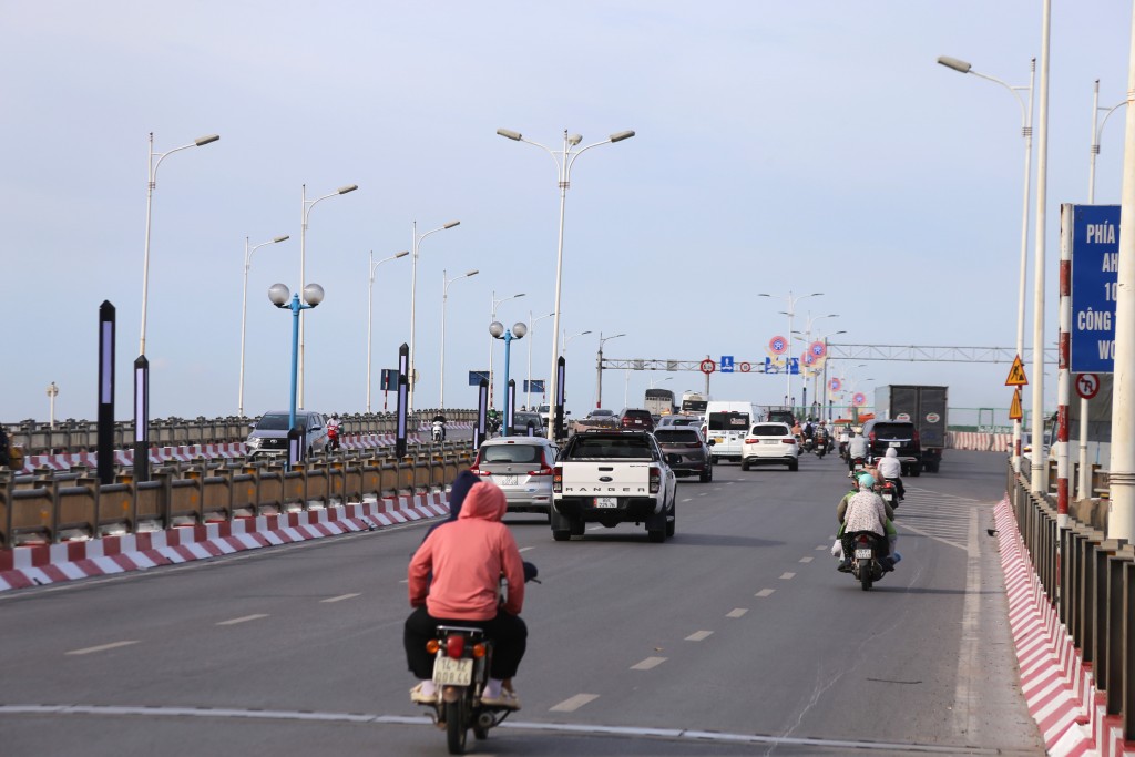 Giao thông khu vực cầu Vĩnh Tuy tiếp tục có thêm một số điều chỉnh. (Ảnh: Đinh Luyện)