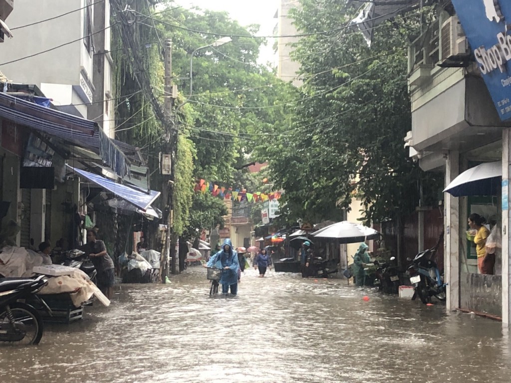 Cảnh báo ngập sâu tại một số tuyến phố nội thành Hà Nội vì mưa lớn