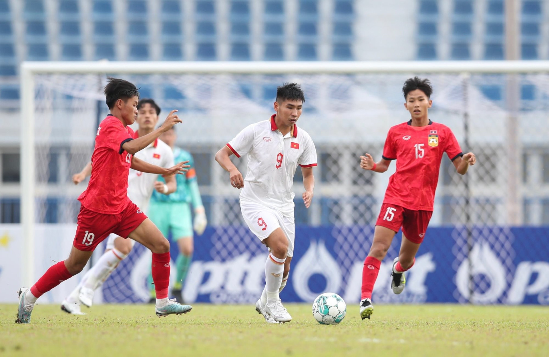 U23 Việt Nam (áo trắng) thắng Lào 4-1 ở trận ra quân giải U23 Đông Nam Á 2023. Ảnh: Hànộimới