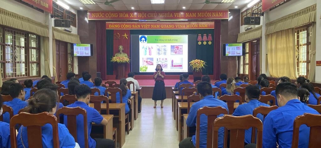 
Trung tâm Y tế quận Long Biên tổ chức hội nghị truyền thông chăm sóc sức khỏe sinh sản, kế hoạch hóa gia đình và tư vấn khám sức khỏe tiền hôn nhân.