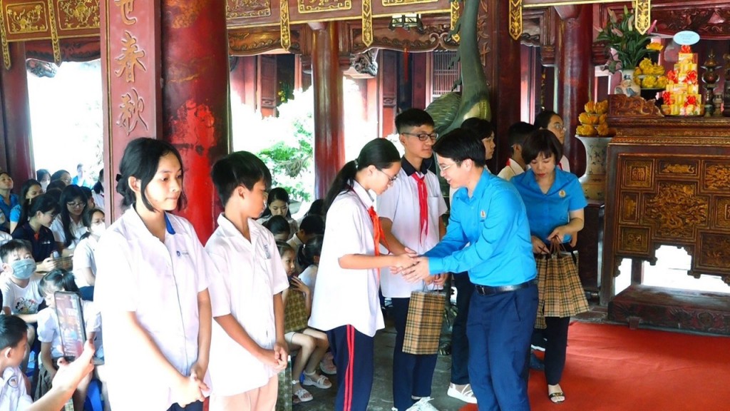 LĐLĐ quận Long Biên tuyên dương 123 con đoàn viên có thành tích cao trong học tập