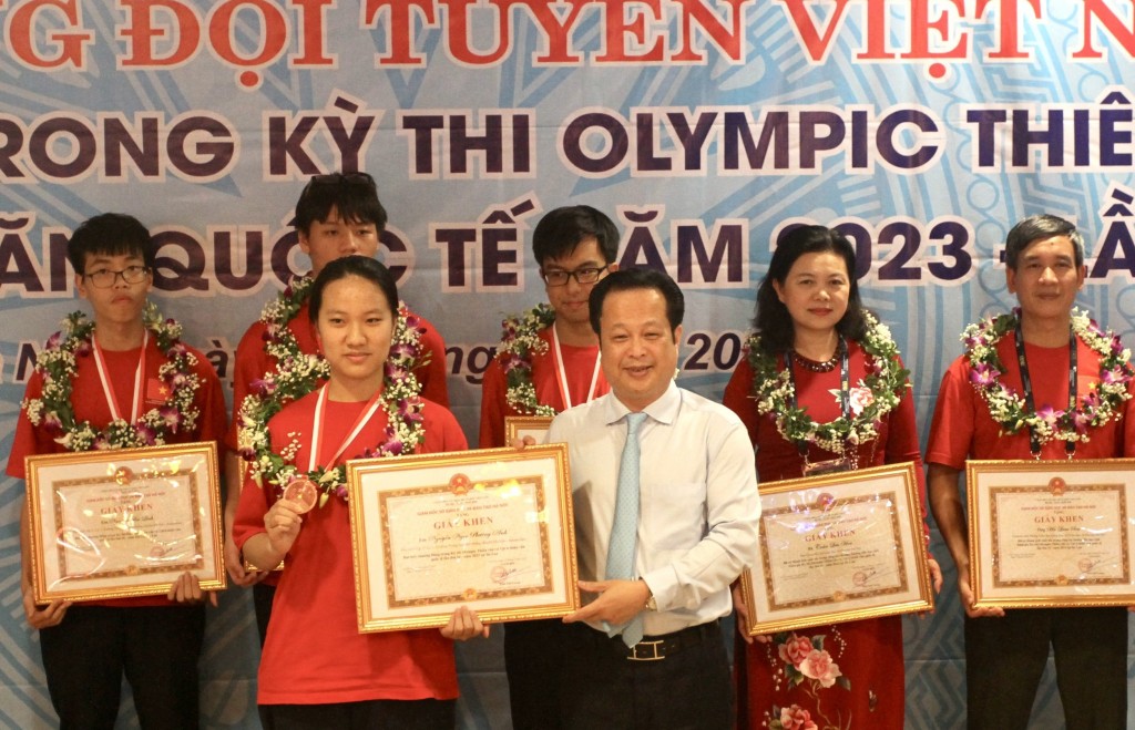 Học sinh Hà Nội đạt thành tích cao tại Olympic Thiên văn và Vật lý thiên văn quốc tế