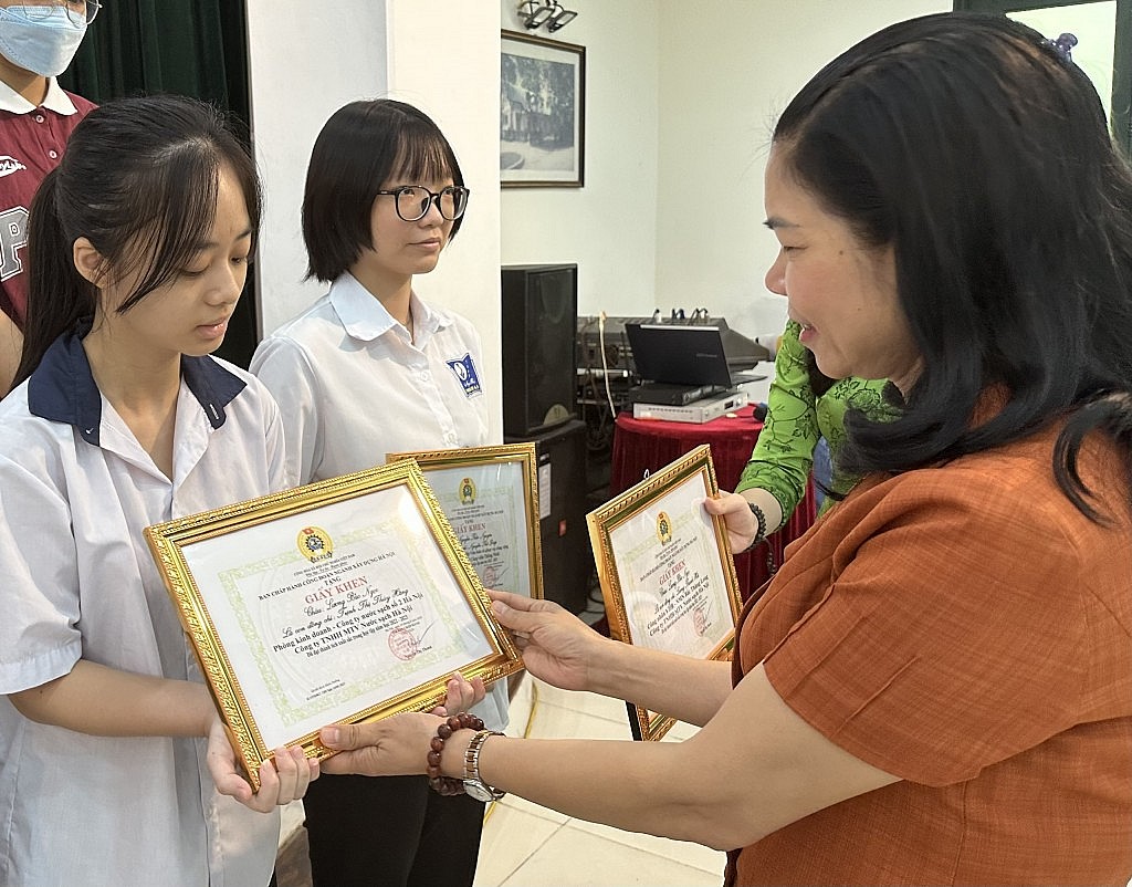 Công đoàn ngành Xây dựng Hà Nội khen thưởng con CNVCLĐ xuất sắc trong học tập