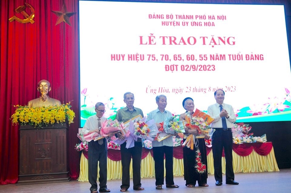 Huyện Ứng Hòa tổ chức Lễ trao tặng Huy hiệu Đảng