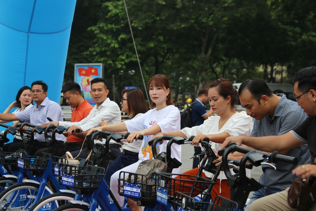 Chính thức khai trương dịch vụ xe đạp điện, xe đạp công cộng tại Hà Nội