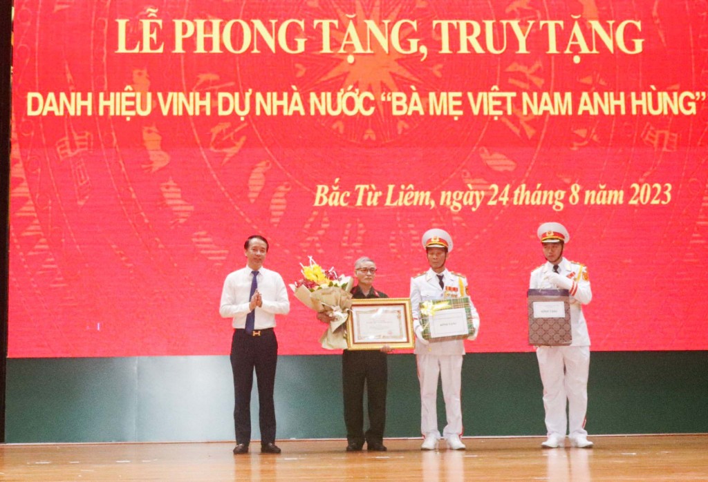 Quận Bắc Từ Liêm tổ chức lễ phong tặng, truy tặng danh hiệu “Bà mẹ Việt Nam anh hùng”