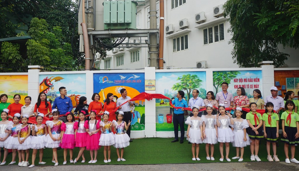 Gắn biển công trình “Cổng trường sắc màu tuổi thơ em” chào mừng 20 năm thành lập quận Long Biên