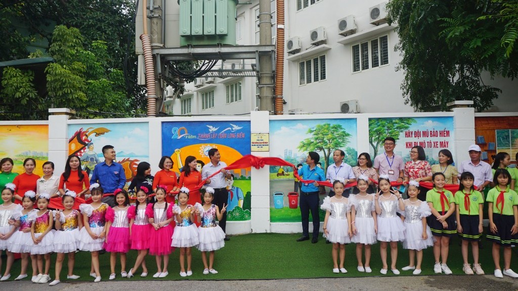 Gắn biển công trình “Cổng trường sắc màu tuổi thơ em” chào mừng 20 năm thành lập quận Long Biên