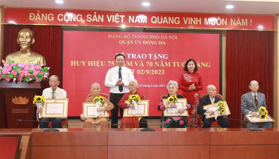 Phó Bí thư Thường trực Thành ủy Nguyễn Thị Tuyến trao Huy hiệu Đảng tại quận Đống Đa