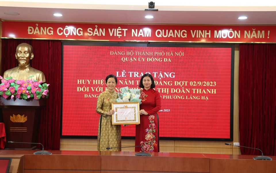 Phó Bí thư Thường trực Thành ủy Nguyễn Thị Tuyến trao Huy hiệu Đảng tại quận Đống Đa