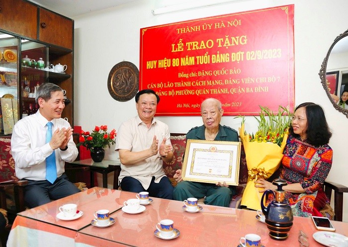 Bí thư Thành ủy Hà Nội trao Huy hiệu Đảng cho 2 đảng viên lão thành