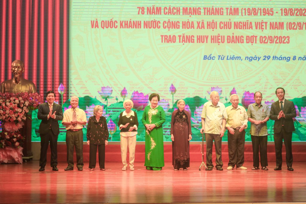 Quận Bắc Từ Liêm: Trao Huy hiệu Đảng tặng 307 đảng viên lão thành