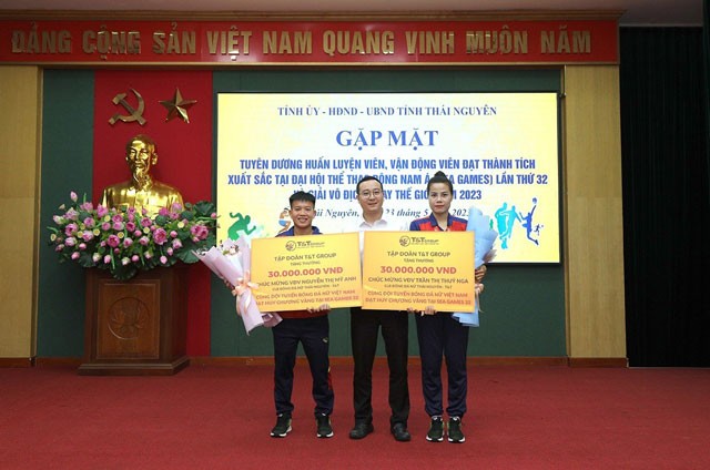 Hai cầu thủ nữ Thái Nguyên T&T nhận thưởng sau khi giành vàng tại SEA Games 32