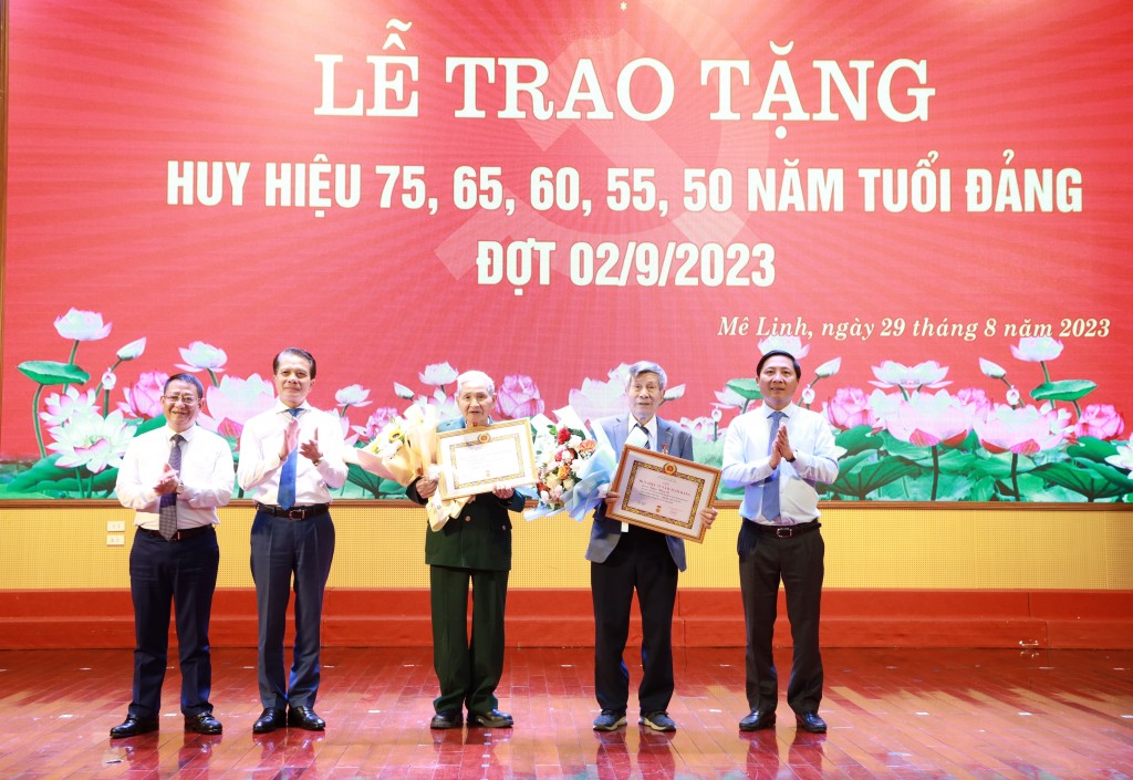 178 đảng viên huyện Mê Linh vinh dự được nhận Huy hiệu Đảng