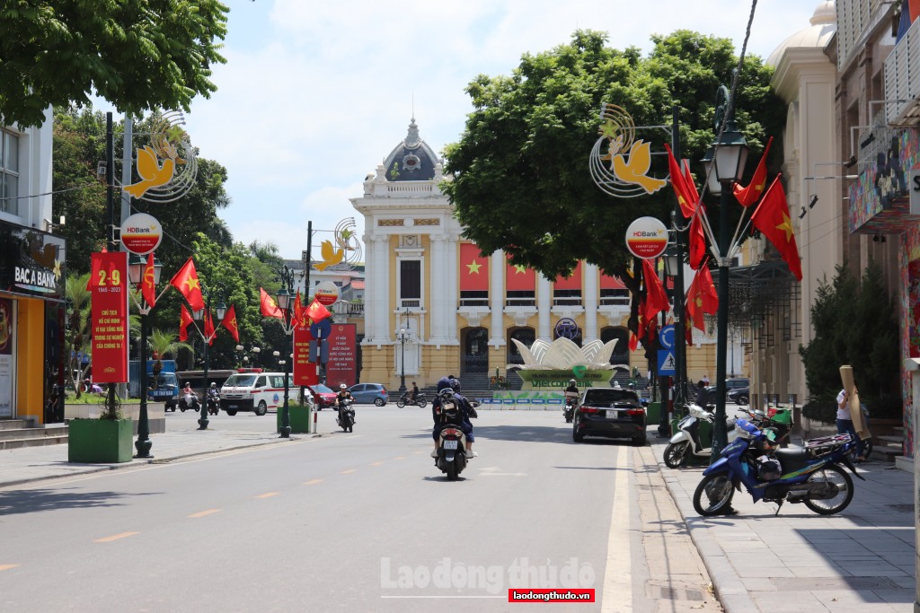 Hà Nội rực rỡ cờ hoa chào mừng ngày Quốc khánh 2/9