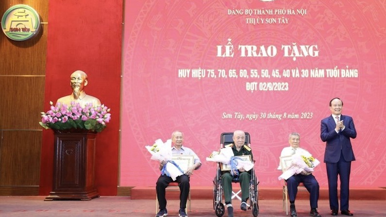 Đồng chí Nguyễn Ngọc Tuấn trao Huy hiệu Đảng tại thị xã Sơn Tây