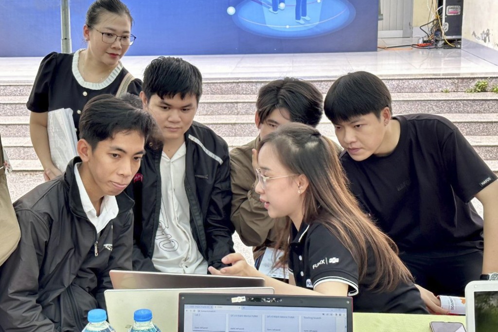Nhiều bạn trẻ quan tâm tới cơ hội tiếp cận việc làm số và học bổng học nghề IT trong Ngày hội việc làm số cho công nhân tại Trà Vinh.