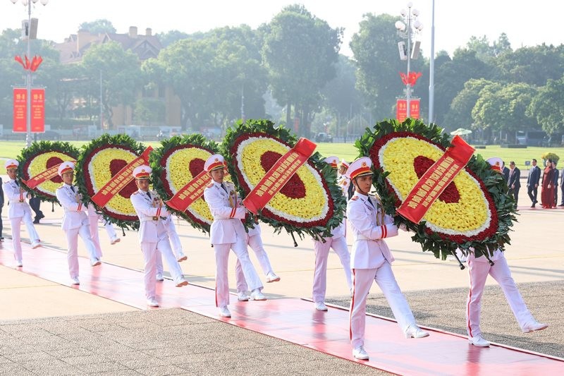 Lãnh đạo Đảng, Nhà nước và thành phố Hà Nội viếng Chủ tịch Hồ Chí Minh và tưởng niệm các Anh hùng liệt sĩ