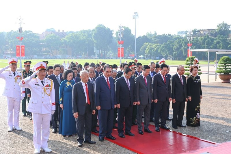 Đoàn đại biểu lãnh đạo Đảng, Nhà nước và thành phố Hà Nội vào Lăng viếng Chủ tịch Hồ Chí Minh
