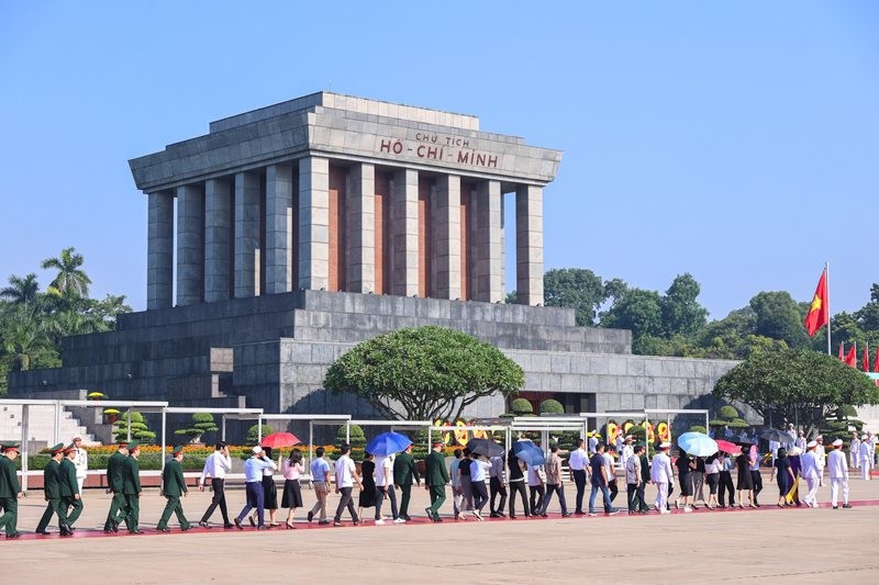Lãnh đạo Đảng, Nhà nước và thành phố Hà Nội viếng Chủ tịch Hồ Chí Minh và tưởng niệm các Anh hùng liệt sĩ