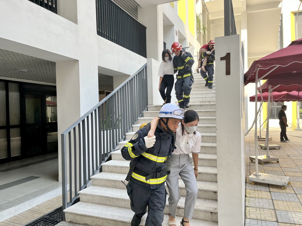 Xử lý đám cháy giả định tại Trường Tiểu học Thái Thịnh