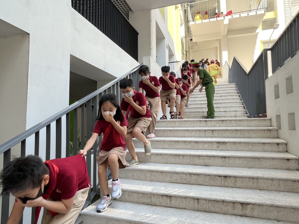 Xử lý đám cháy giả định tại Trường Tiểu học Thái Thịnh