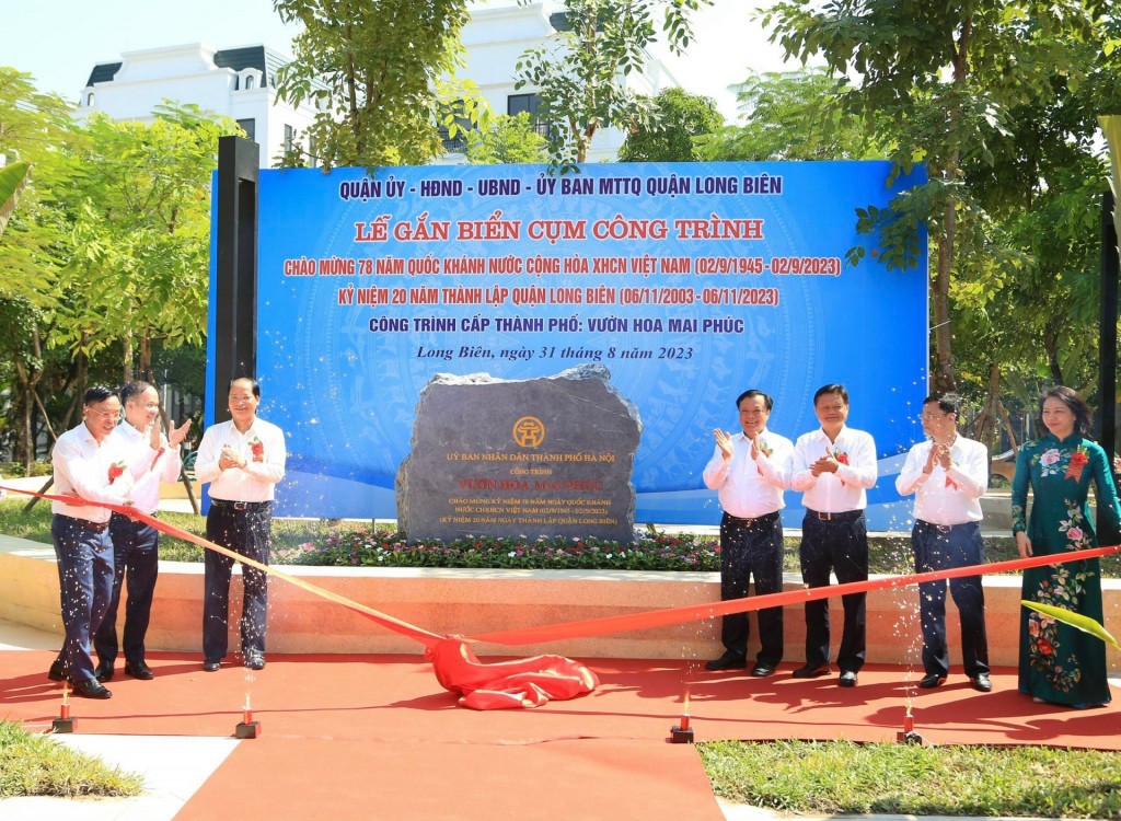 Bí thư Thành ủy Hà Nội dự lễ gắn biển 6 công trình văn hóa - xã hội tại quận Long Biên