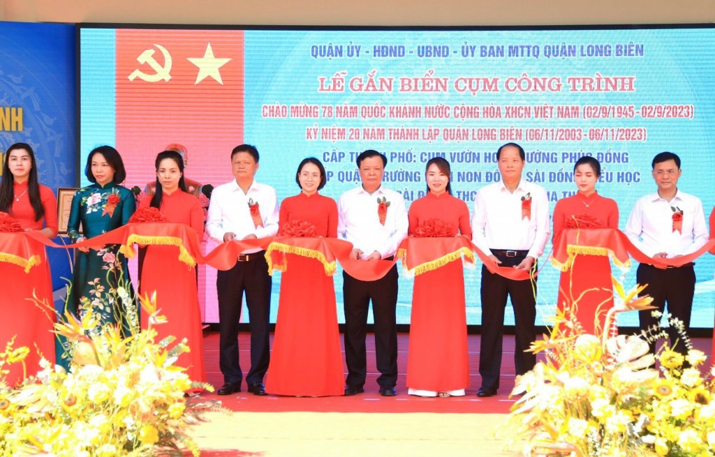 Bí thư Thành ủy Hà Nội dự lễ gắn biển 6 công trình văn hóa - xã hội tại quận Long Biên
