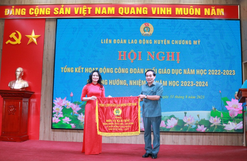 Đẩy mạnh tổ chức các phong trào thi đua theo hướng thiết thực