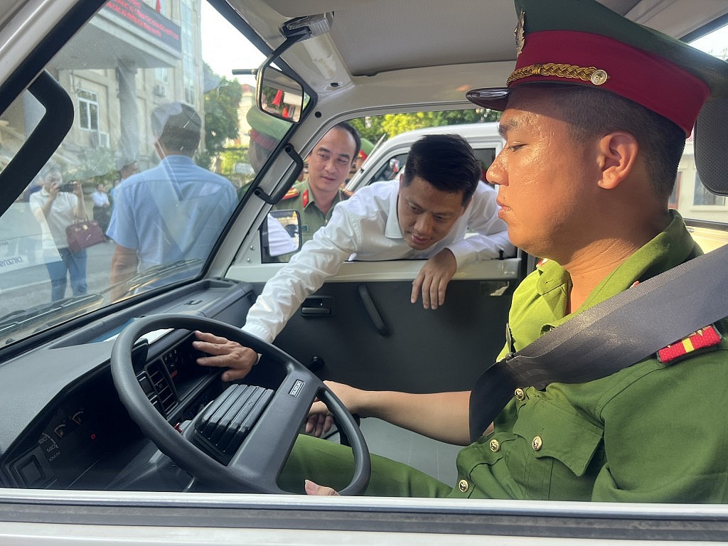Bàn giao xe ô tô tải chuyên dụng cho Công an huyện Sóc Sơn