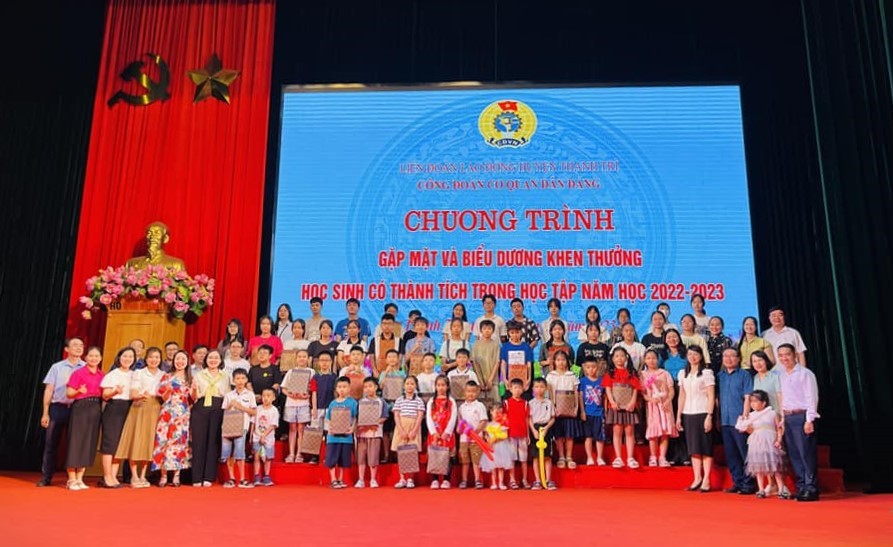 Công đoàn Cơ quan Dân Đảng huyện Thanh Trì biểu dương học sinh đạt thành tích cao