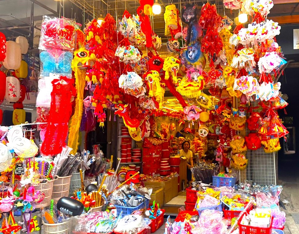 Phố Hàng Mã rực rỡ sắc đỏ đón Tết Trung thu