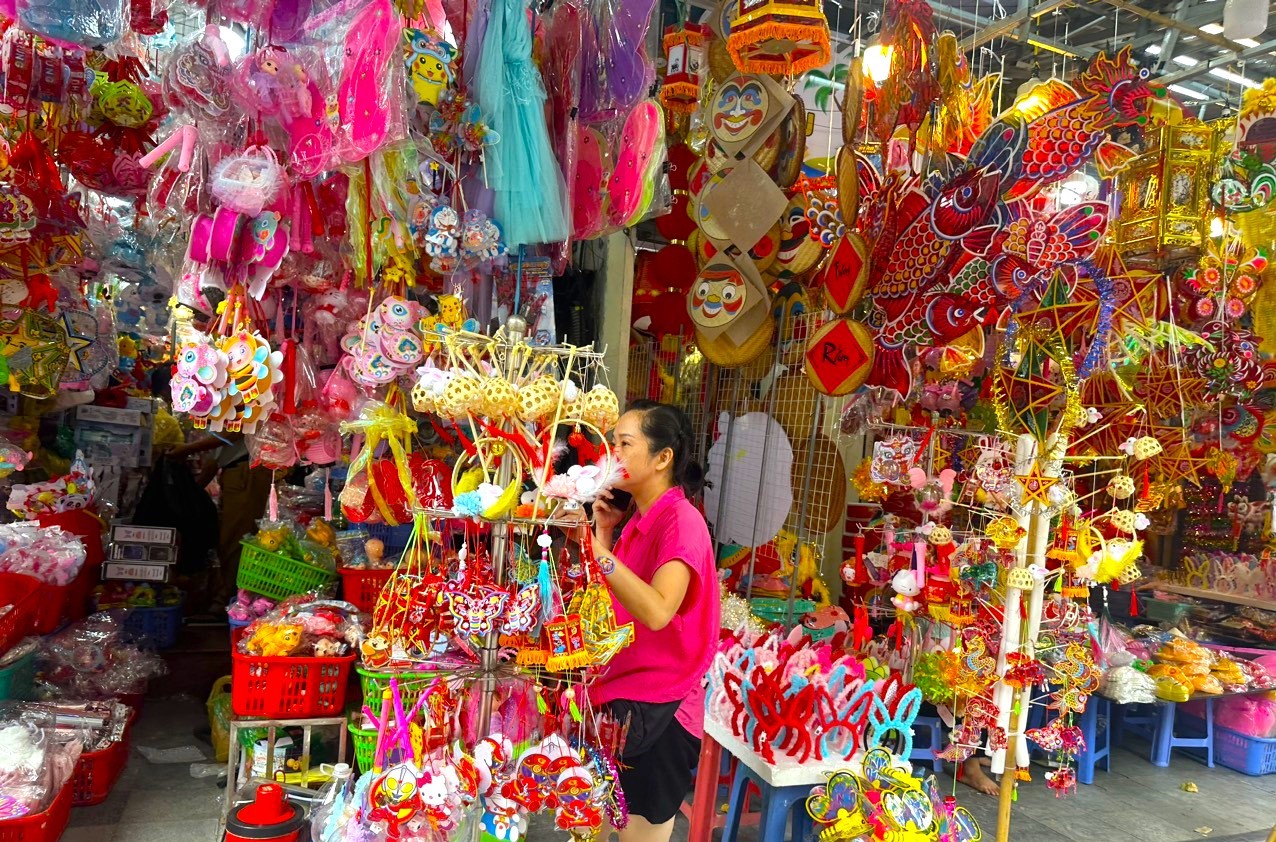 Phố Hàng Mã rực rỡ sắc đỏ đón Tết Trung thu