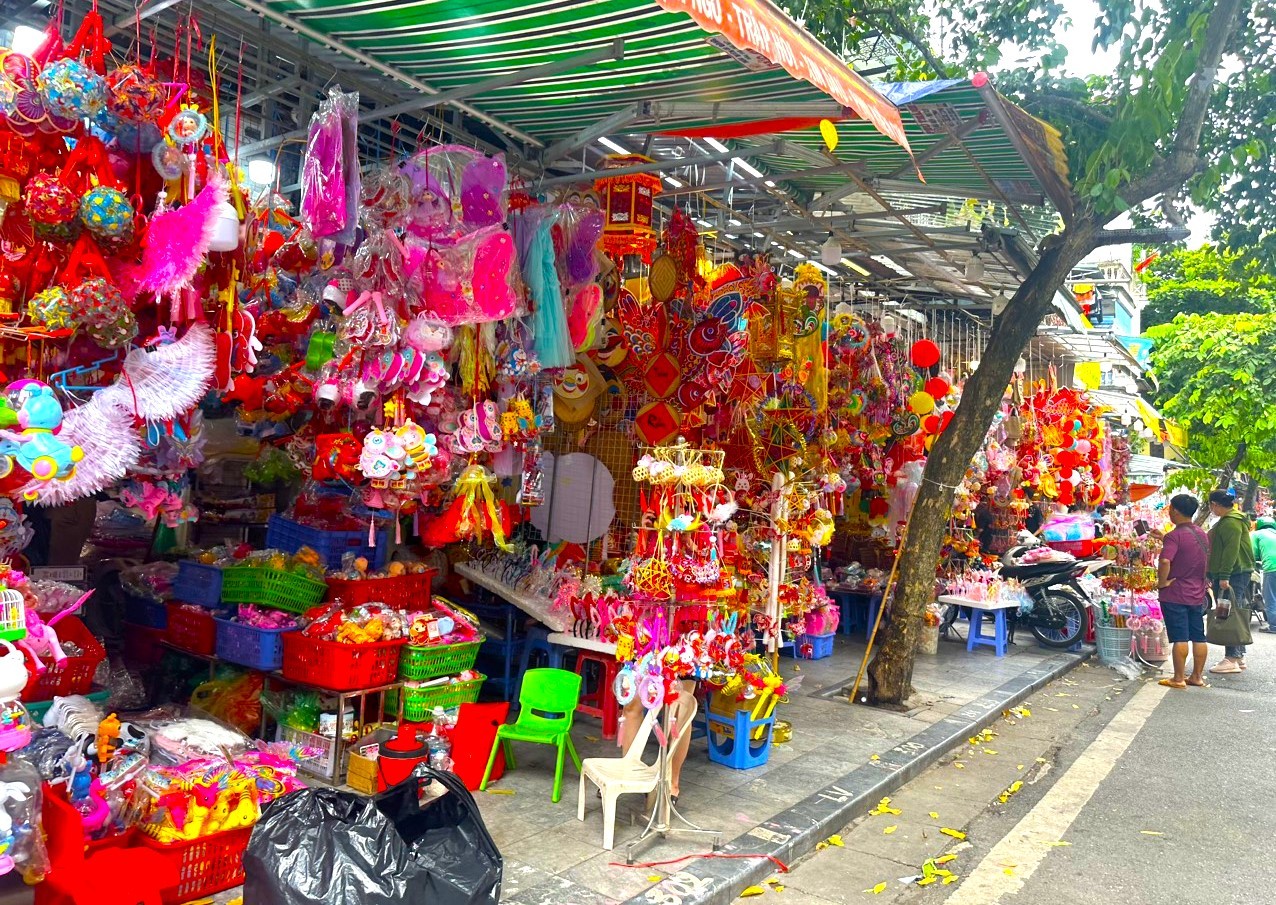 Phố Hàng Mã rực rỡ sắc đỏ đón Tết Trung thu