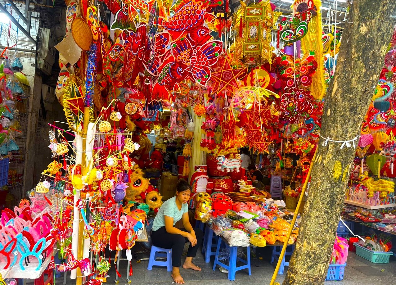 Phố Hàng Mã rực rỡ sắc đỏ đón Tết Trung thu