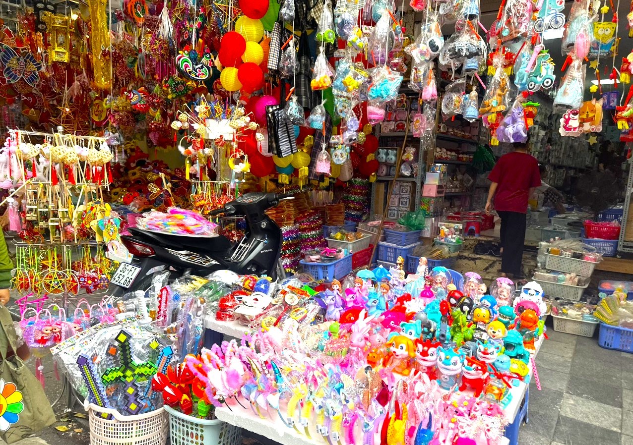 Phố Hàng Mã rực rỡ sắc đỏ đón Tết Trung thu