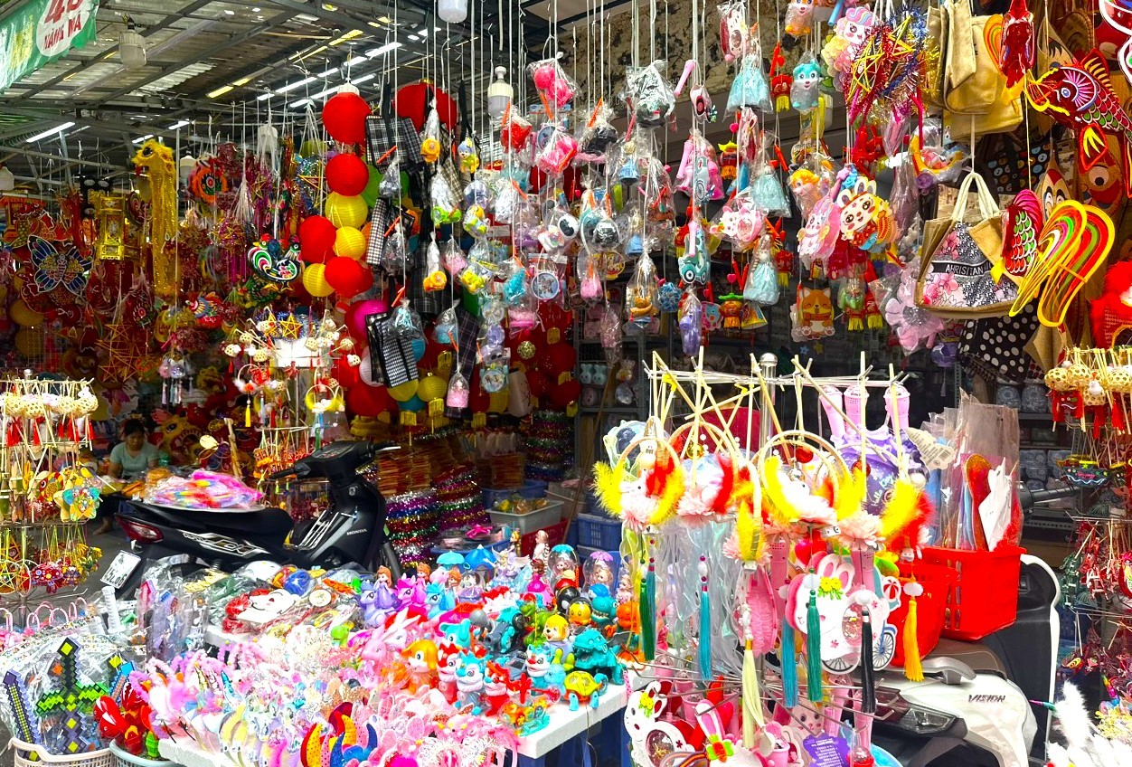 Phố Hàng Mã rực rỡ sắc đỏ đón Tết Trung thu