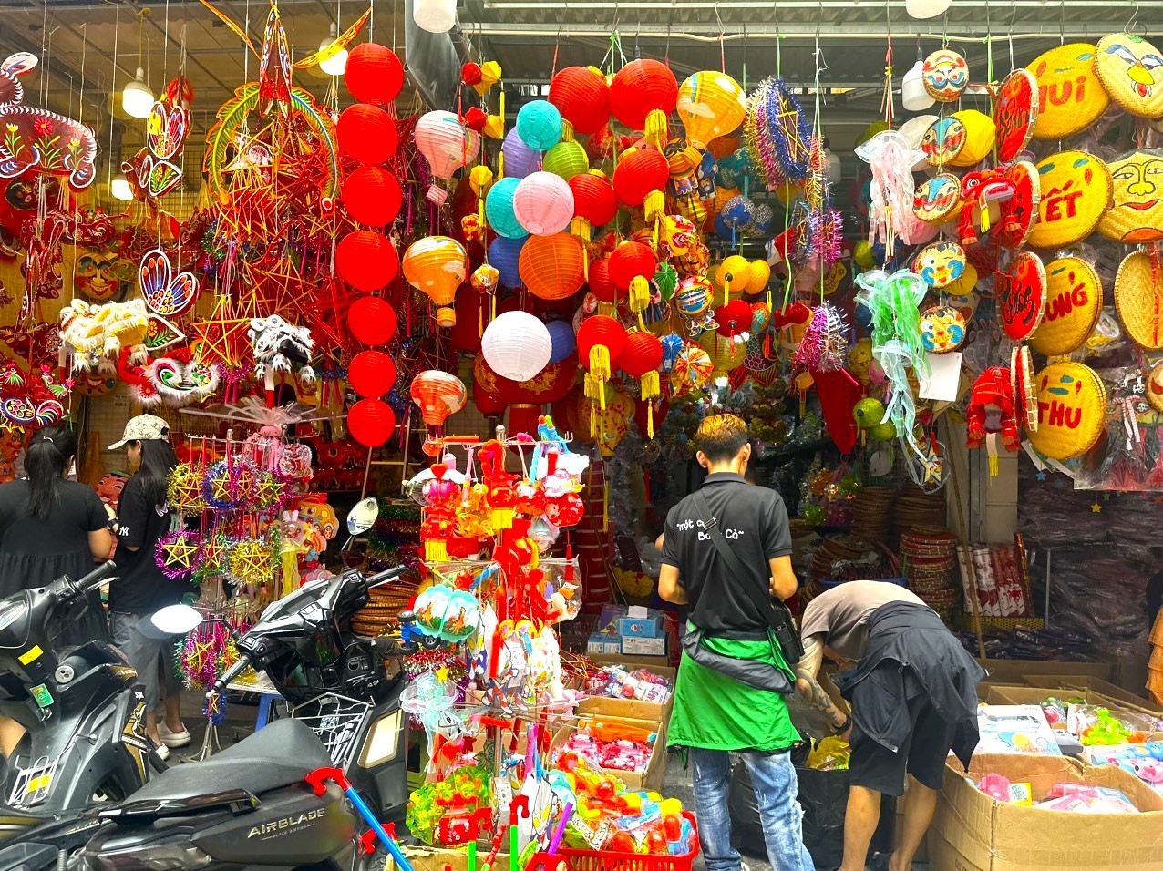 Phố Hàng Mã rực rỡ sắc đỏ đón Tết Trung thu