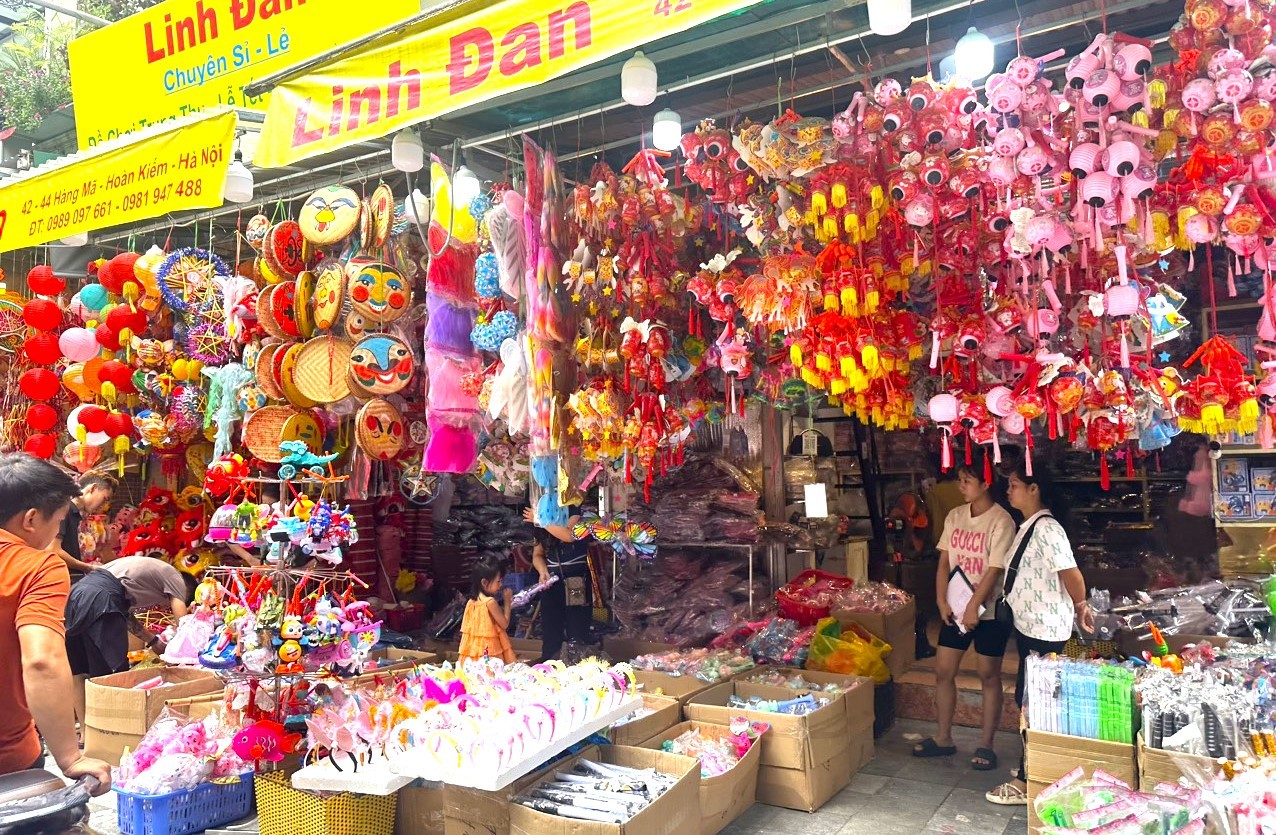 Phố Hàng Mã rực rỡ sắc đỏ đón Tết Trung thu