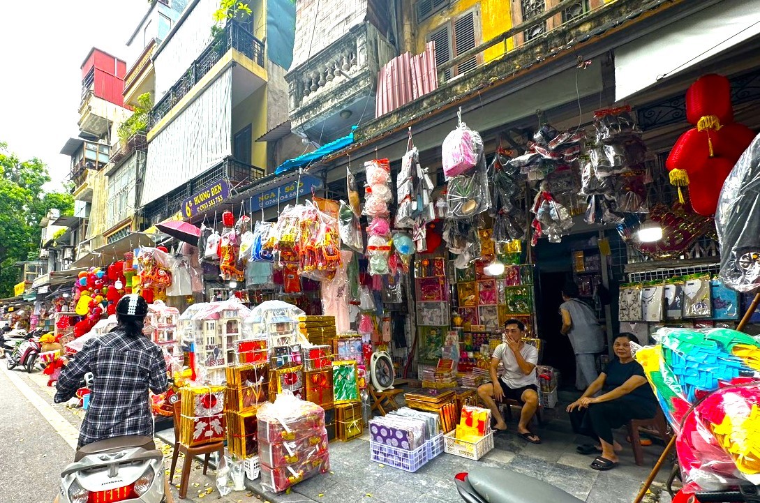 Phố Hàng Mã rực rỡ sắc đỏ đón Tết Trung thu