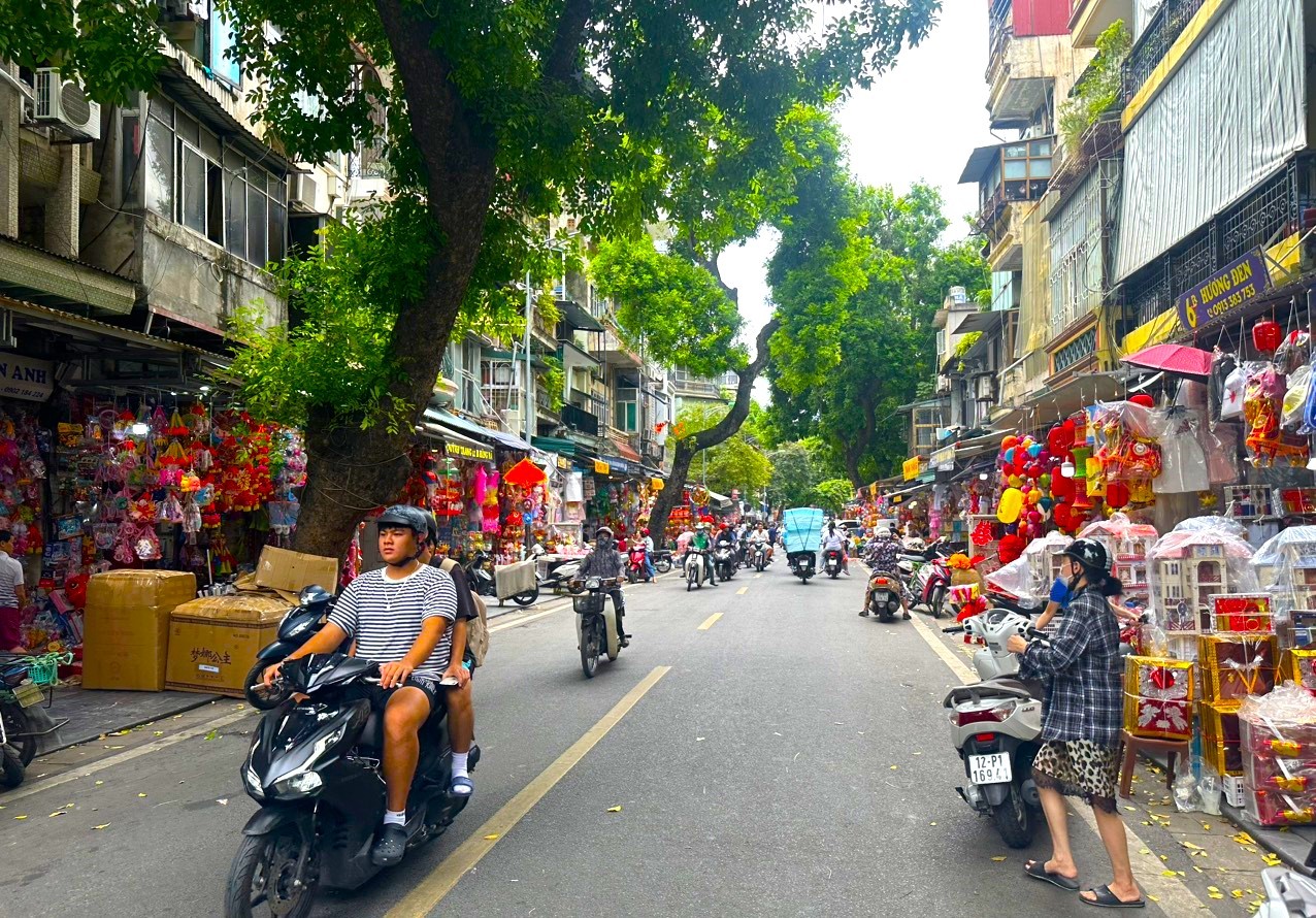 Phố Hàng Mã rực rỡ sắc đỏ đón Tết Trung thu