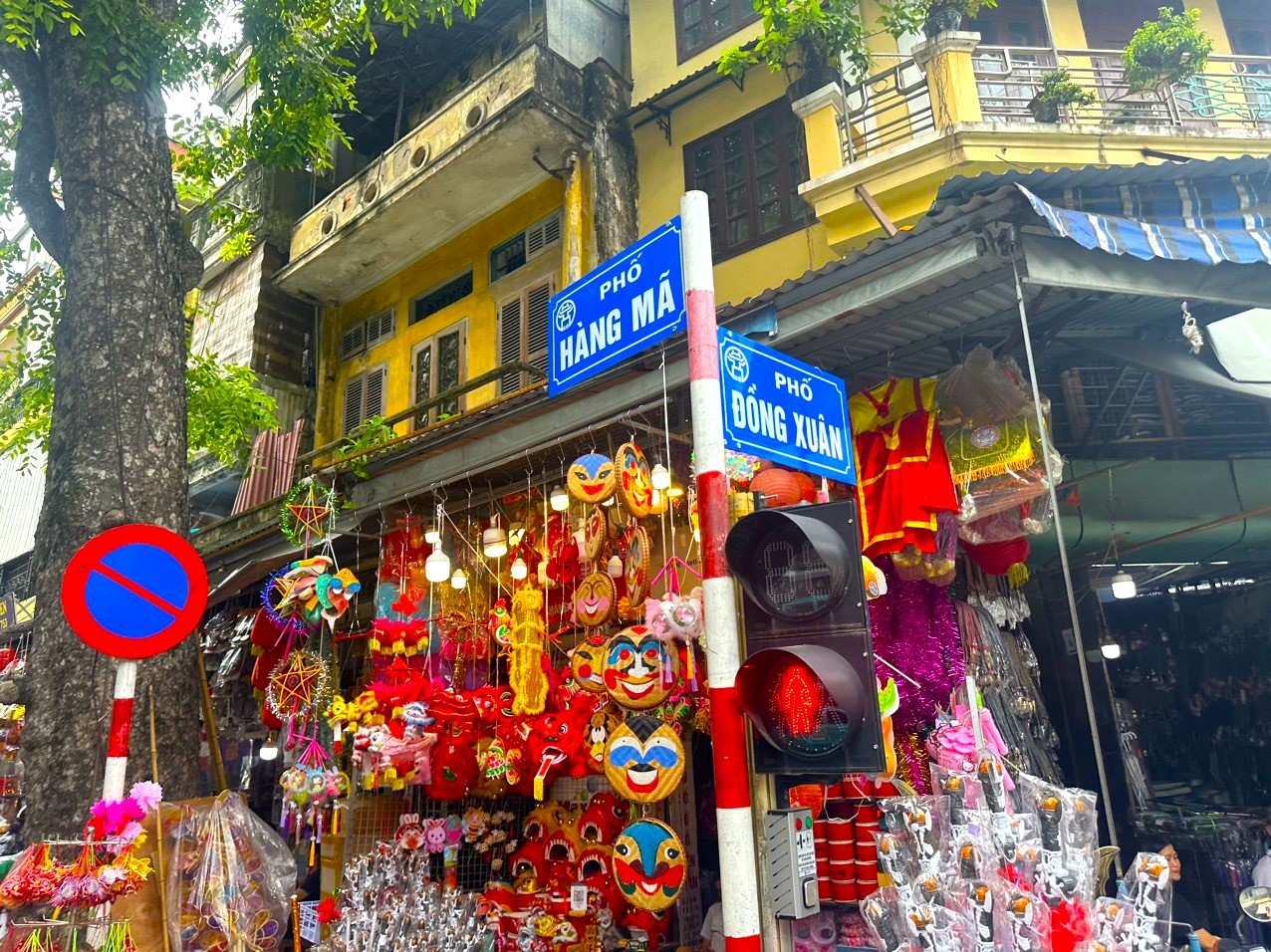 Phố Hàng Mã rực rỡ sắc đỏ đón Tết Trung thu