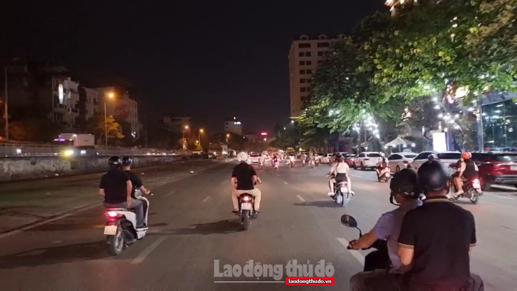 Xuyên đêm xử lý hàng loạt quái xế lạng lách đánh võng xung quanh phố đi bộ hồ Hoàn Kiếm