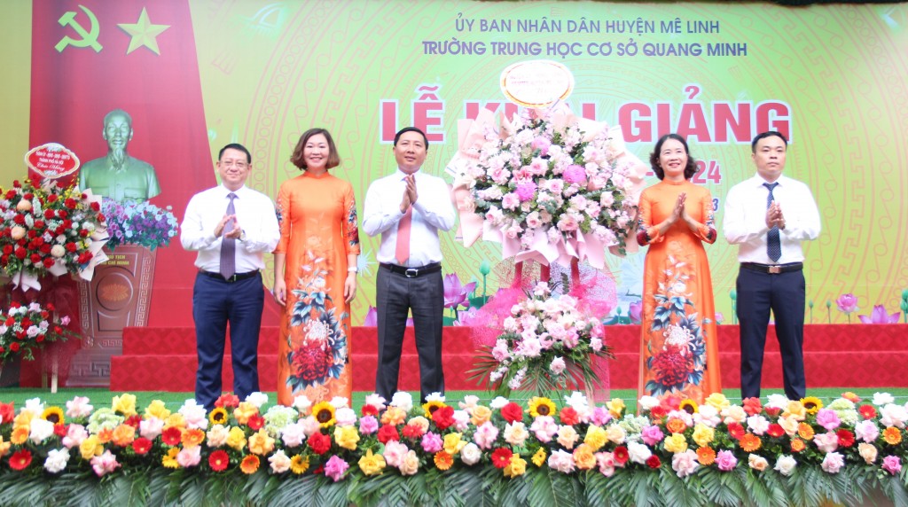 Phó Bí thư Thành ủy Nguyễn Văn Phong dự lễ khai giảng với thầy trò Trường THCS Quang Minh
